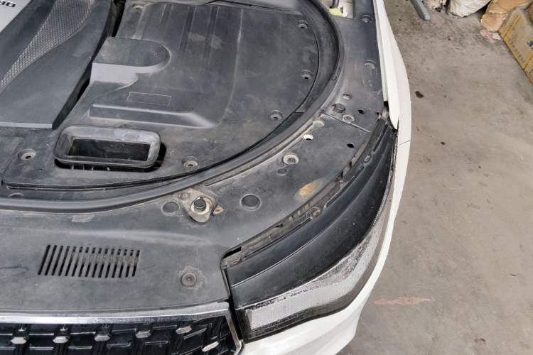 Used Zotye T700 2017 1.8T Dual-Clutch Luxury Model Engine Bay Left
