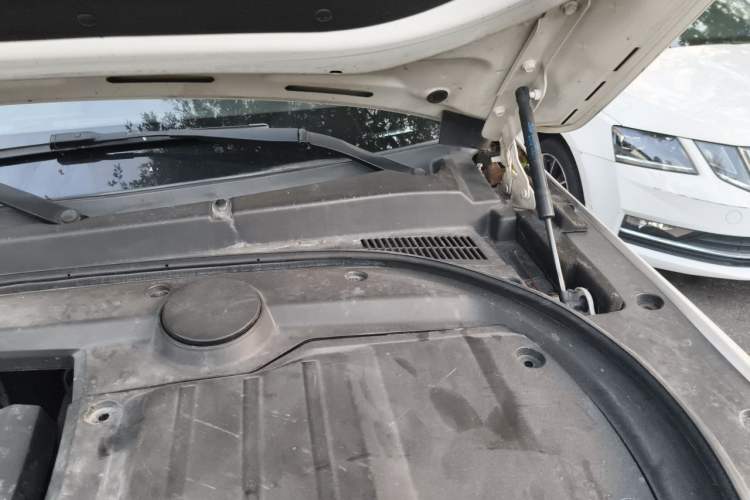 Used Zotye T700 2017 1.8T Dual-Clutch Flagship Model Engine Bay Left