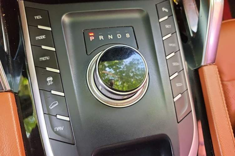 Used Zotye T700 2017 1.8T Dual-Clutch Prestige Model Gear Lever