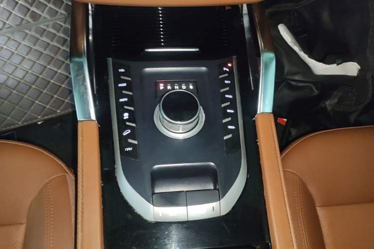 Used Zotye T700 2017 1.8T Dual-Clutch Prestige Model Gear Lever