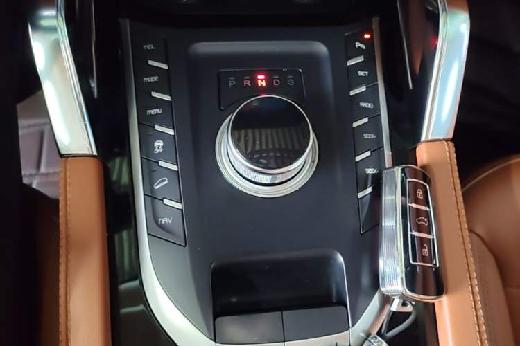Used Zotye T700 2017 1.8T Dual-Clutch Luxury Model Gear Lever