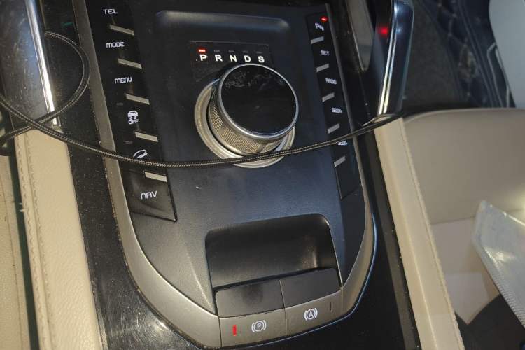 Used Zotye T700 2017 1.8T Dual-Clutch Prestige Model Gear Lever