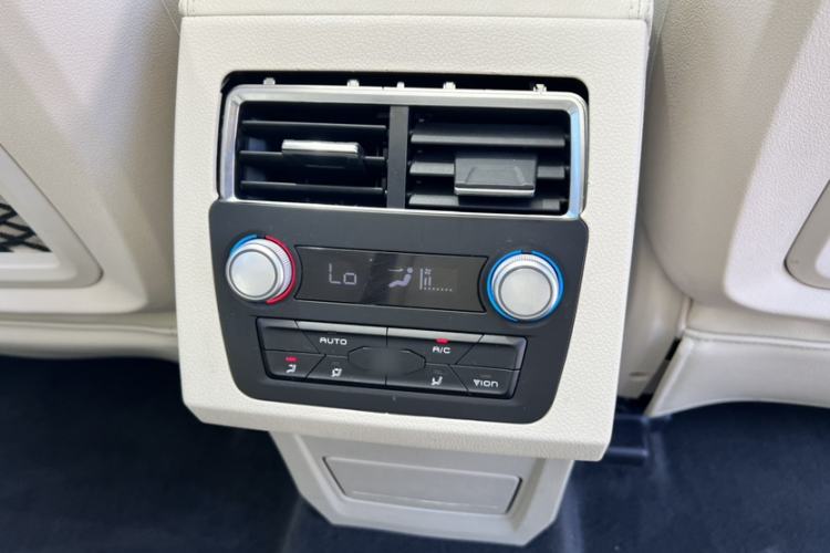 Used Zotye T700 2017 1.8T Dual-Clutch Prestige Model Interior 12