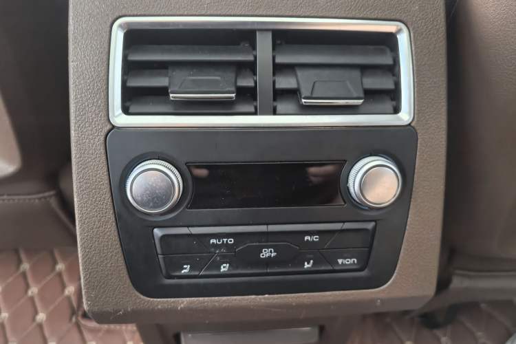 Used Zotye T700 2017 1.8T Dual-Clutch Prestige Model Interior 8