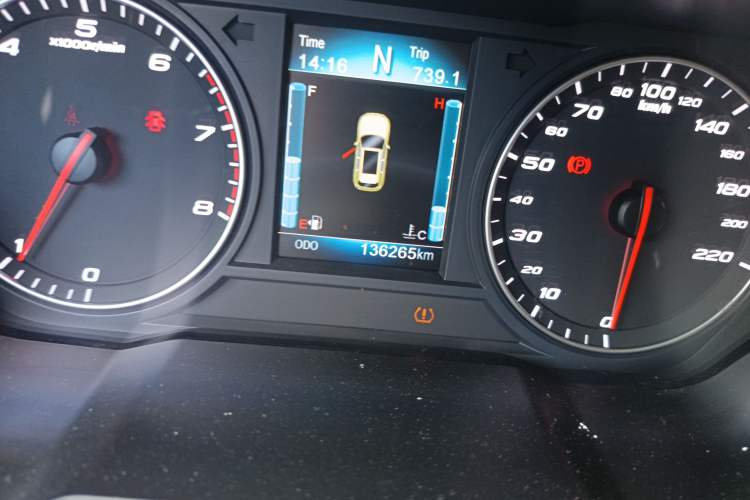 Used Zotye T700 2017 1.8T Dual-Clutch Luxury Model Odometer Close Up