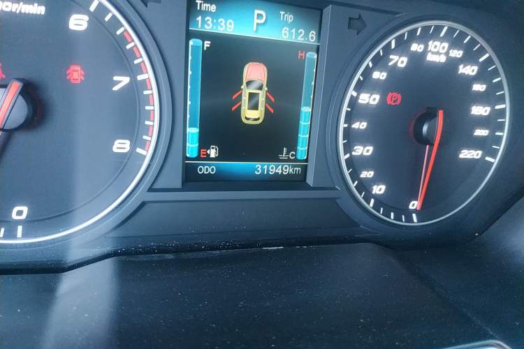 Used Zotye T700 2017 1.8T Dual-Clutch Luxury Model Odometer Close Up