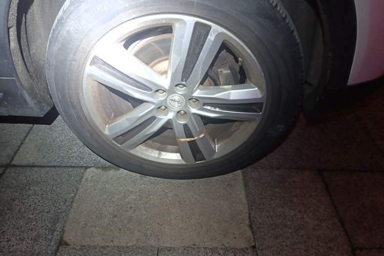 Used Zotye T700 2017 1.8T Dual-Clutch Prestige Model Right Front Wheel Hub