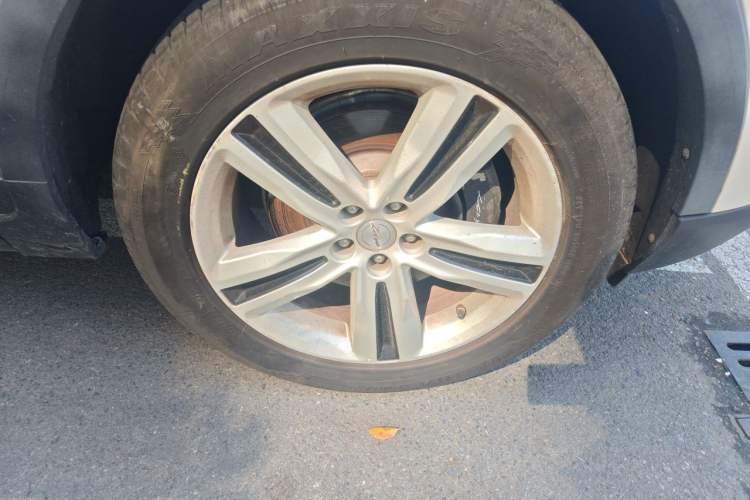 Used Zotye T700 2017 1.8T Dual-Clutch Luxury Model Right Front Wheel Hub