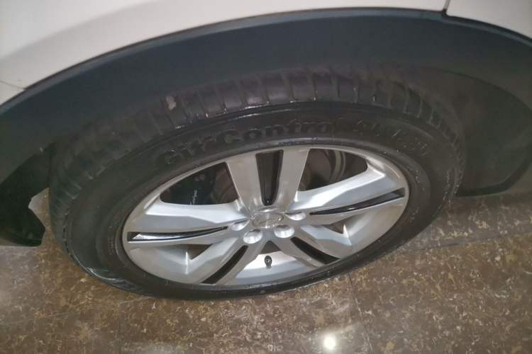 Used Zotye T700 2017 1.8T Dual-Clutch Luxury Model Right Rear Wheel Hub