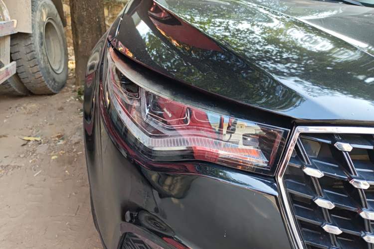 Used Zotye T800 2018 2.0T Automatic Luxury Connected 7-Seater Right Front Headlight