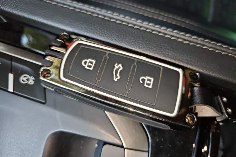 Used Zotye T800 2018 2.0T Automatic Luxury Connected 7-Seater Vehicle Key