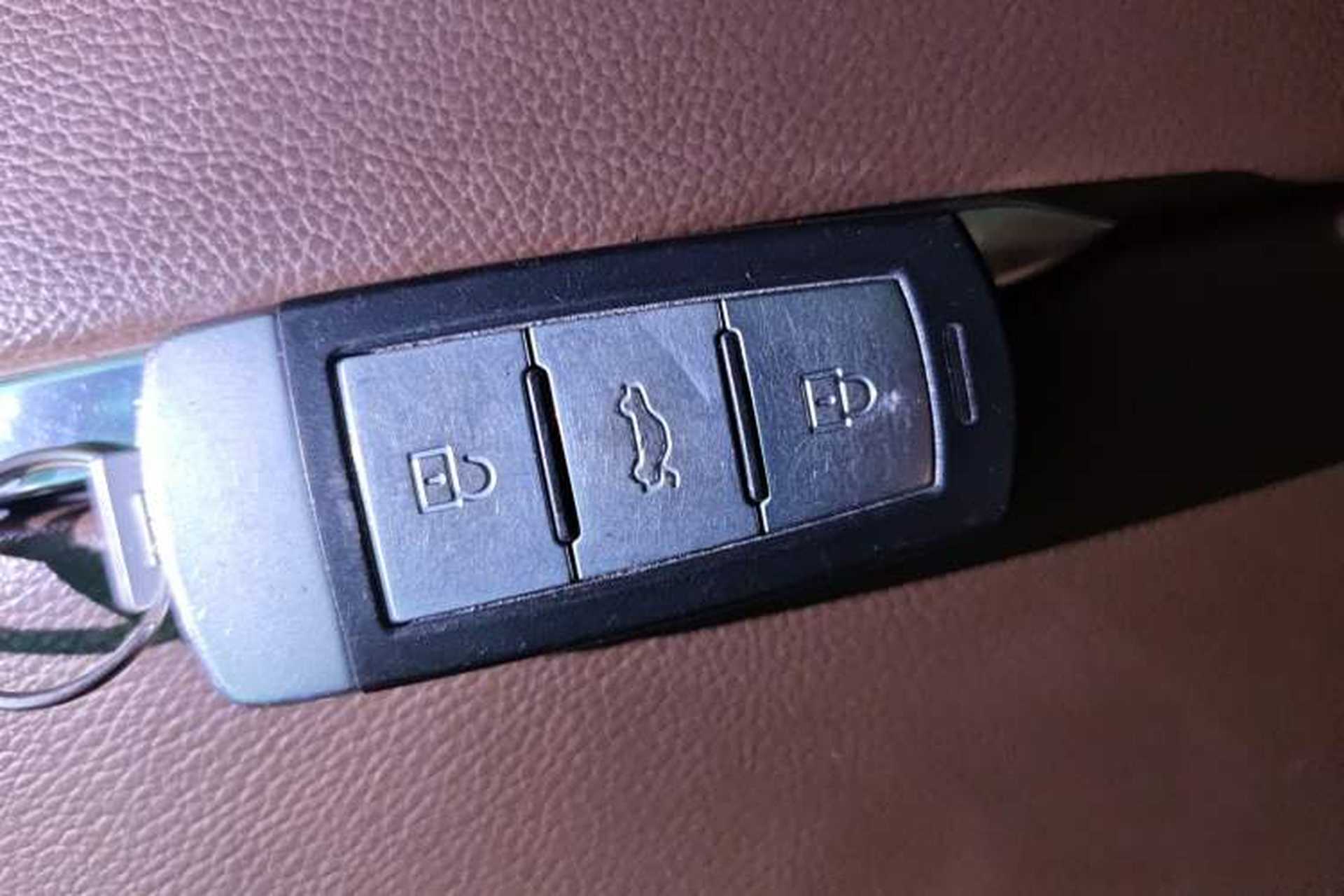 Used Zotye T800 2018 2.0T Automatic Luxury Connected 7-Seater Vehicle Key