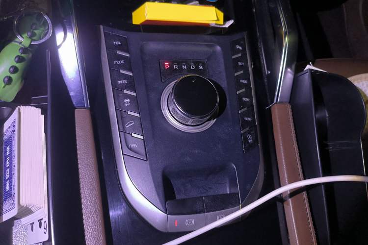 Used Zotye T800 2018 2.0T Automatic Prestige Smart Connectivity 7-Seater Gear Lever