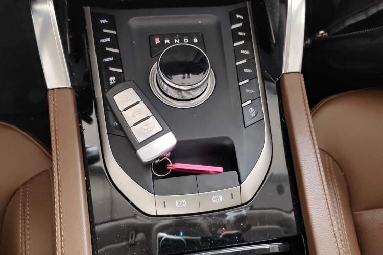 Used Zotye T800 2018 2.0T Automatic Prestige Smart Connectivity 7-Seater Gear Lever