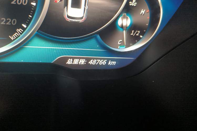 Used Zotye T800 2018 2.0T Automatic Prestige Smart Connectivity 7-Seater Odometer Close Up
