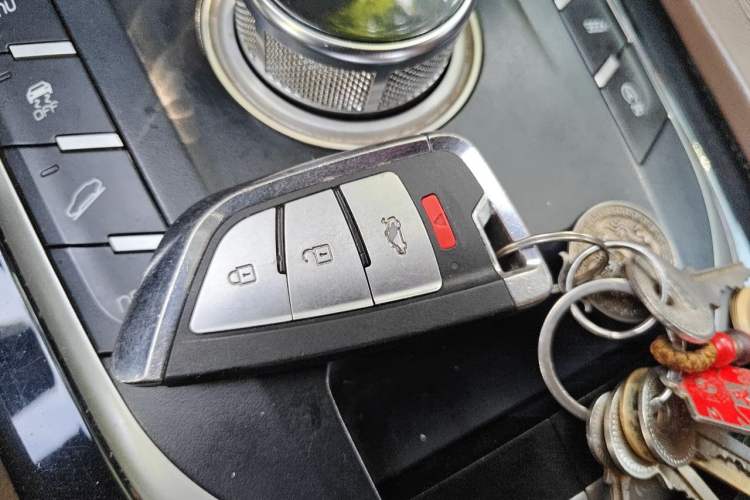 Used Zotye T800 2018 2.0T Automatic Luxury Connected 7-Seater Vehicle Key