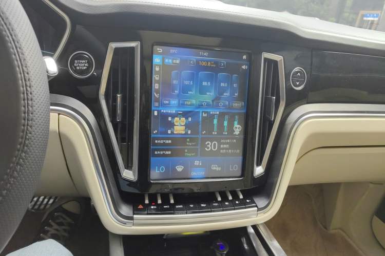 Used Zotye T800 2018 2.0T Automatic Luxury Connected 7-Seater Audio And AC Panel
