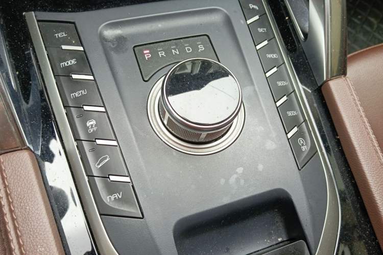 Used Zotye T800 2018 2.0T Automatic Prestige Smart Connectivity 7-Seater Gear Lever