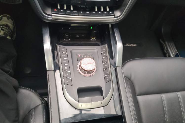 Used Zotye T800 2018 2.0T Automatic Prestige Smart Connectivity 7-Seater Gear Lever