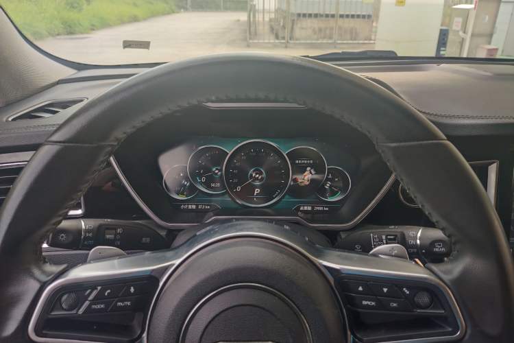 Used Zotye T800 2018 2.0T Automatic Prestige Smart Connectivity 7-Seater Interior 10