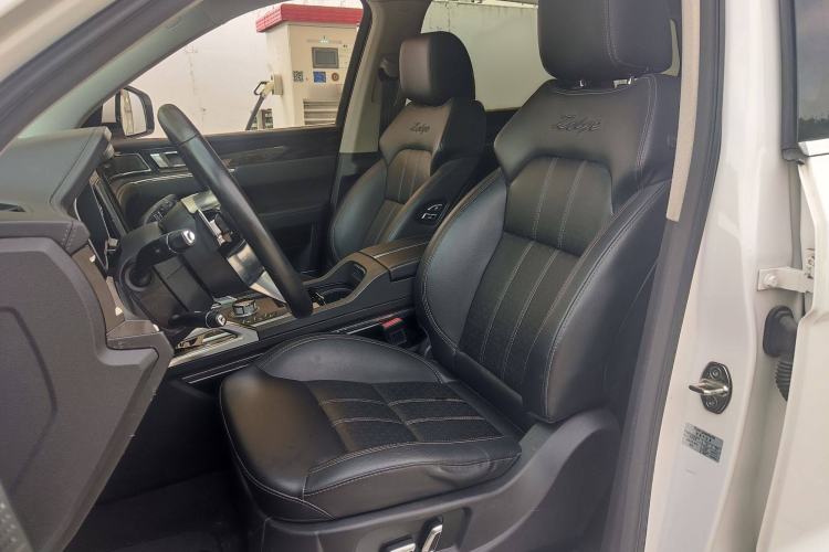 Used Zotye T800 2018 2.0T Automatic Prestige Smart Connectivity 7-Seater Interior 3