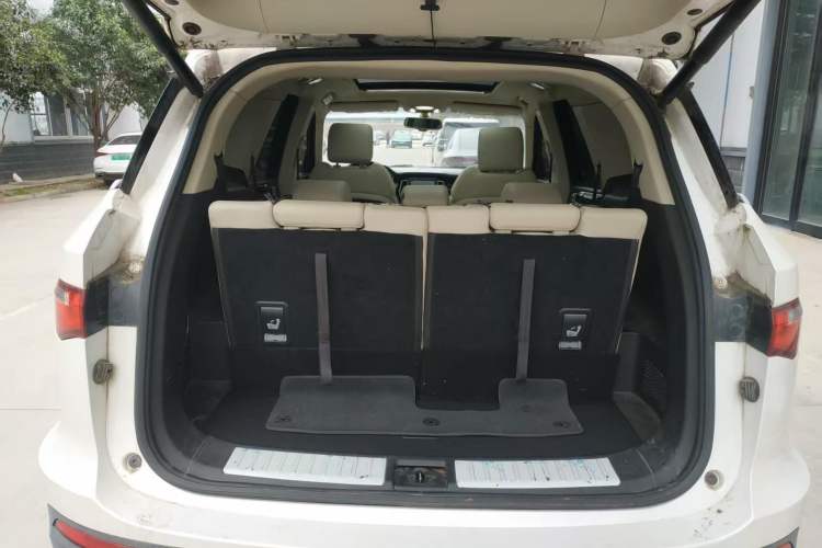 Used Zotye T800 2018 2.0T Automatic Prestige Smart Connectivity 7-Seater Interior 4