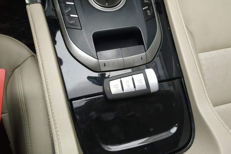 Used Zotye T800 2018 2.0T Automatic Prestige Smart Connectivity 7-Seater Interior 6