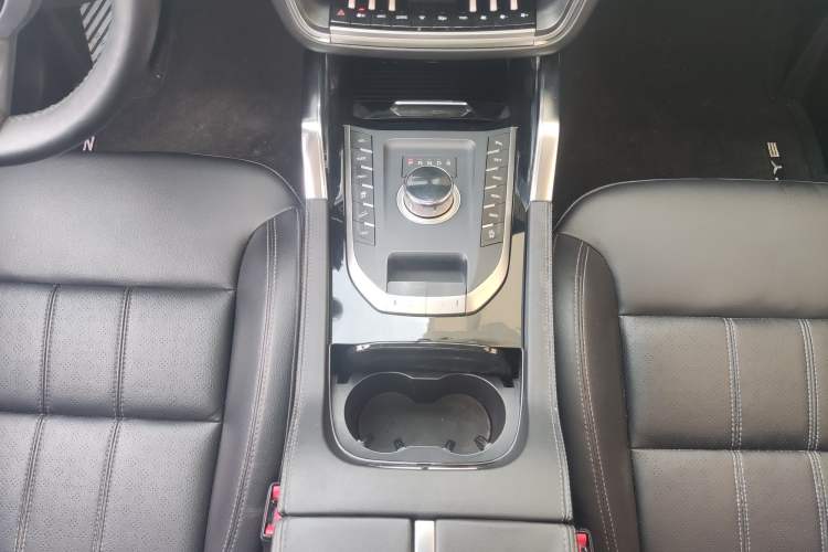 Used Zotye T800 2018 2.0T Automatic Prestige Smart Connectivity 7-Seater Interior 8