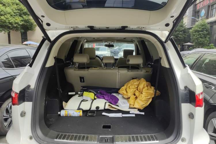 Used Zotye T800 2018 2.0T Automatic Luxury Connected 7-Seater Trunk