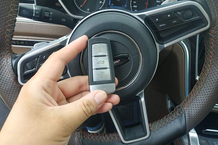 Used Zotye T800 2018 2.0T Automatic Luxury Connected 7-Seater Vehicle Key