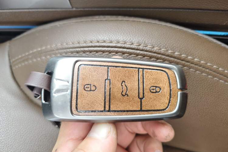 Used Zotye T800 2018 2.0T Automatic Luxury Connected 7-Seater Vehicle Key