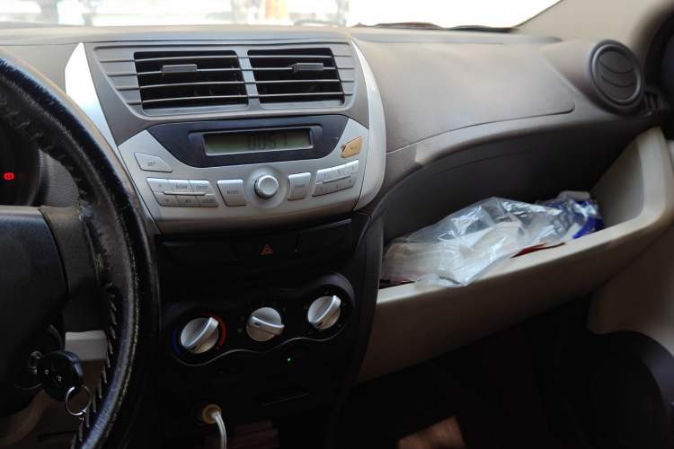 Used Zotye Z100 2013 1.0L Comfort Model Audio And AC Panel