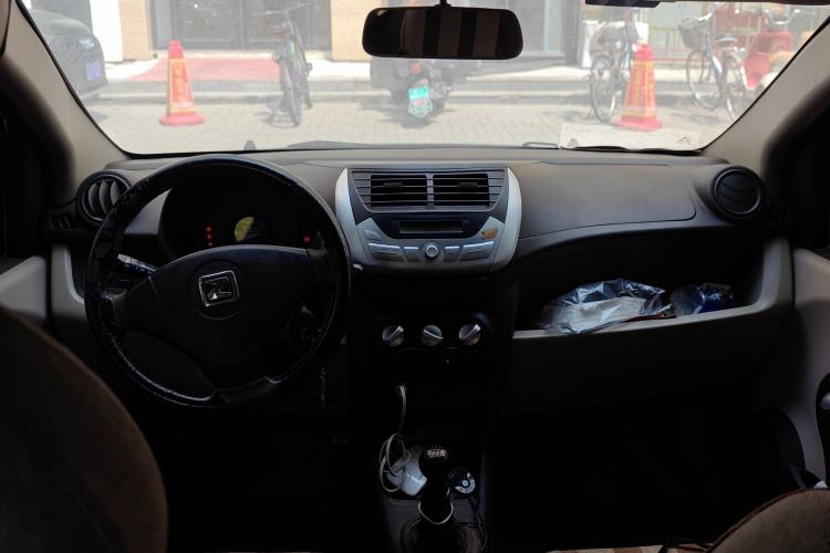Used Zotye Z100 2013 1.0L Comfort Model Center Console