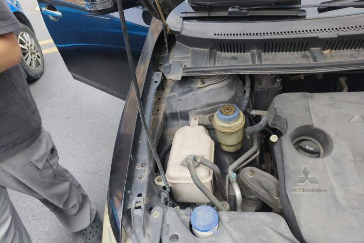 Used Zotye Z300 2012 1.5L Manual Comfort Edition Engine Bay Right