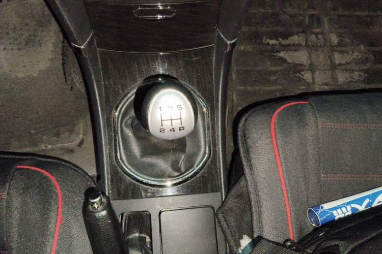 Used Zotye Z300 2012 1.5L Manual Elite Edition Gear Lever