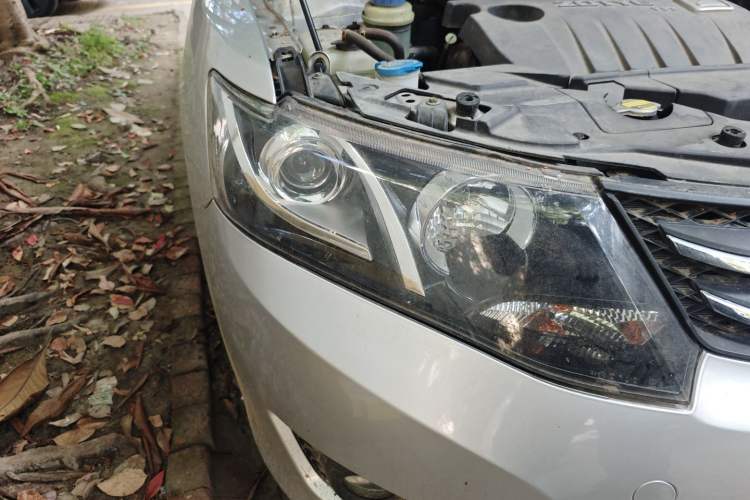 Used Zotye Z300 2013 1.6L Automatic Luxury Model Right Front Headlight