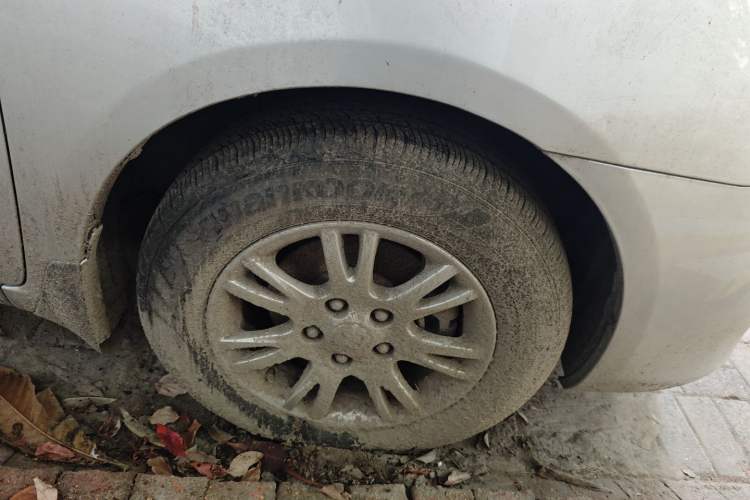 Used Zotye Z300 2013 1.6L Automatic Luxury Model Right Front Wheel Hub