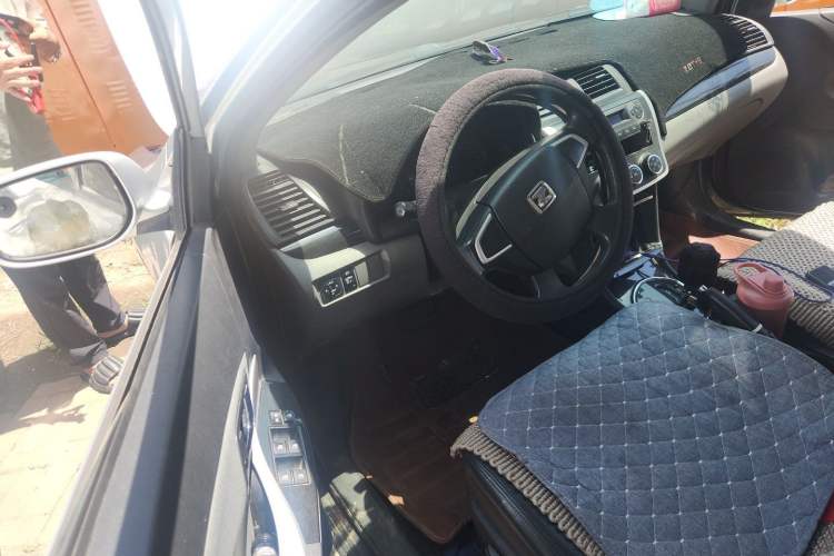 Used Zotye Z300 2013 1.6L Automatic Elite Model Driver Seat