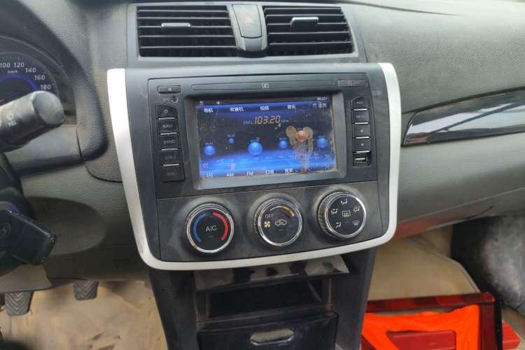 Used Zotye Z300 2014 New Vision 1.5L Manual Luxury Model Audio And AC Panel
