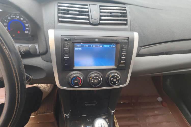 Used Zotye Z300 2014 1.5L Urban Edition Manual Luxury Model Audio And AC Panel