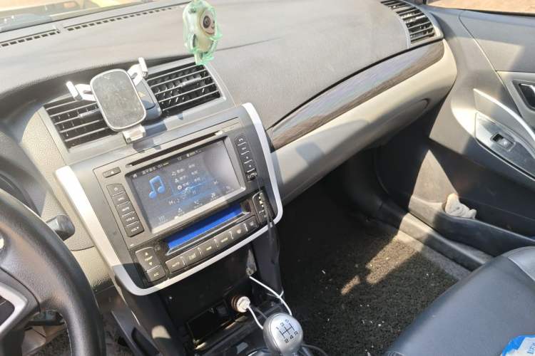 Used Zotye Z300 2014 New Vision 1.5L Manual Luxury Model Audio And AC Panel