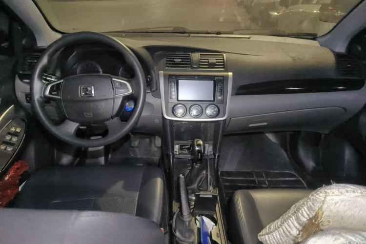 Used Zotye Z300 2014 New Vision 1.5L Manual Luxury Model Center Console
