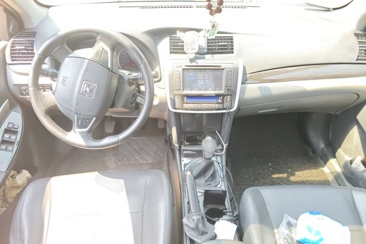 Used Zotye Z300 2014 New Vision 1.5L Manual Luxury Model Center Console