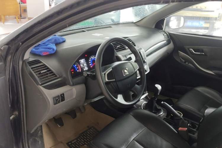 Used Zotye Z300 2014 1.5L Value Edition Manual Elite Model Center Console