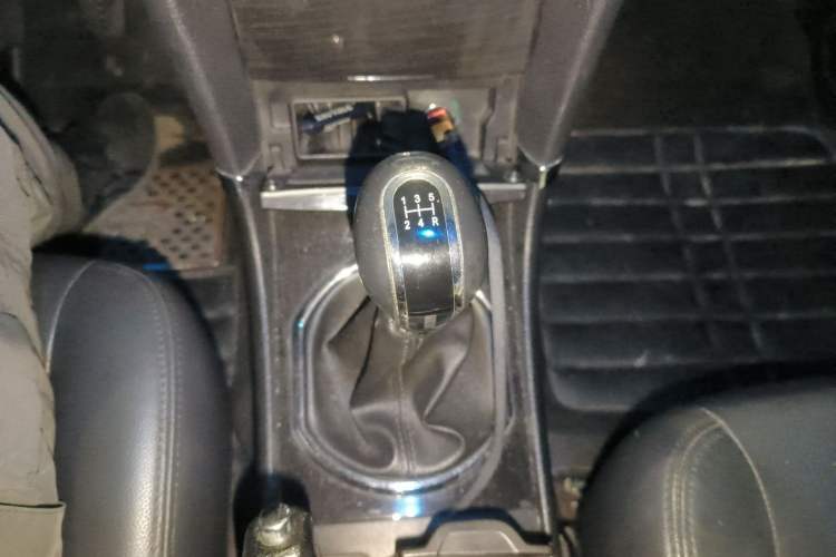 Used Zotye Z300 2014 New Vision 1.5L Manual Luxury Model Gear Lever