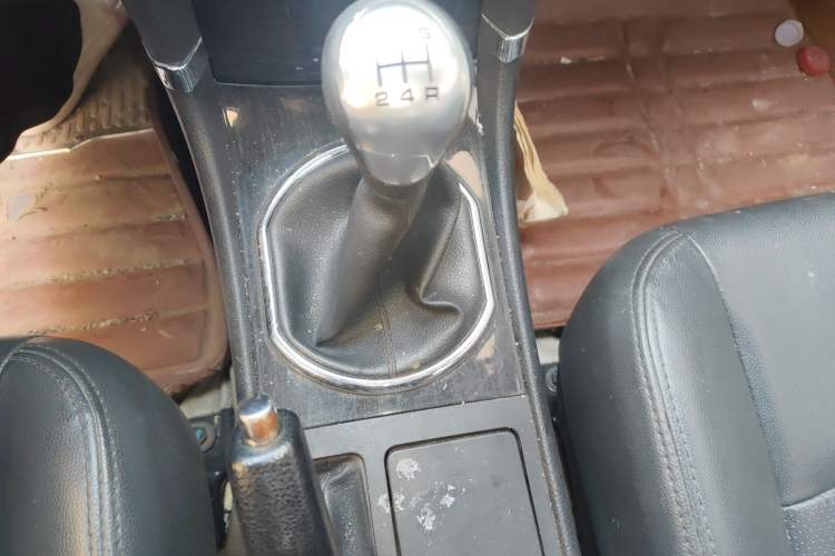 Used Zotye Z300 2014 1.5L Urban Edition Manual Luxury Model Gear Lever