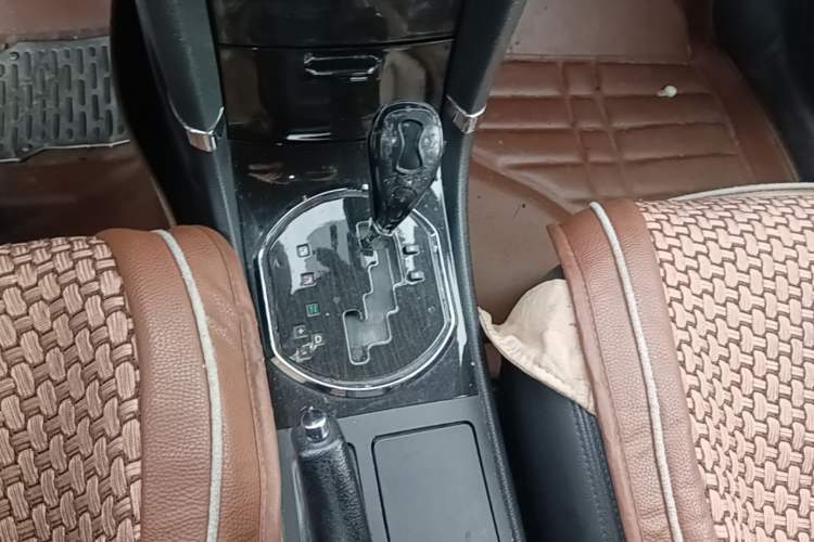 Used Zotye Z300 2014 1.6L Drive-Value Edition Automatic Elite Model Gear Lever