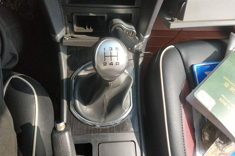 Used Zotye Z300 2014 New Vision 1.5L Manual Luxury Model Gear Lever