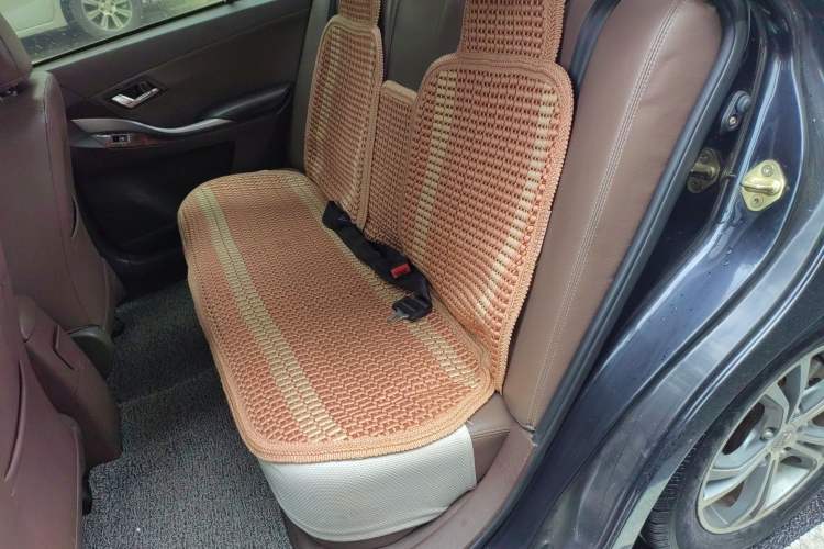 Used Zotye Z300 2014 1.6L Urban Edition Automatic Luxury Model Interior 1