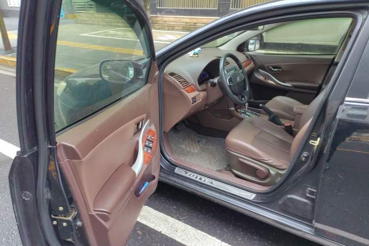 Used Zotye Z300 2014 1.6L Urban Edition Automatic Luxury Model Interior 2
